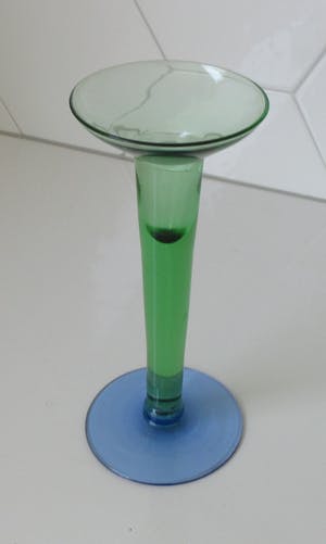 Niet of onleesbaar gesigneerd - Design glazen kandelaar groen met blauwe voet kopen? Bied vanaf 1!