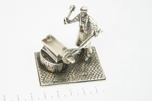 Wed. J.H. van der Meulen, Joure - Groot 2e geh. Zilveren miniatuur "de Hoefsmid" kopen? Bied vanaf 57!