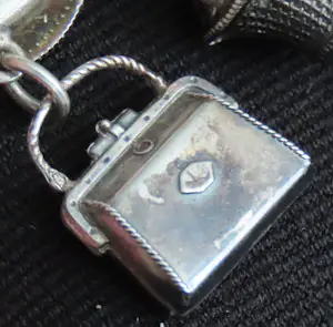 Antieke zilveren (kinder) bedel armband kopen? Bied vanaf 250!