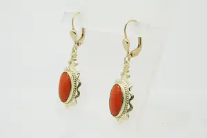 11- Elegant paar 14krt gouden oorhangers met ovalen bloedkoraal stenen kopen? Bied vanaf 170!