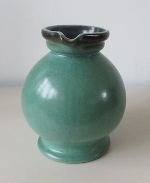 Curiosa - Art Deco aardewerk kan met bronsgroen glazuur model 3022 kopen? Bied vanaf 1!