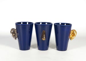 Barbara Roling - uitgevoerd door Cor Unum, Keramiek, Drieluik mokken oor-neus-oor kopen? Bied vanaf 90!