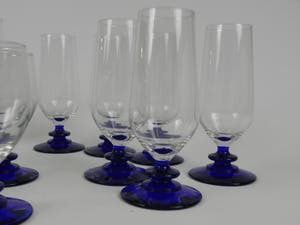 Niet of onleesbaar gesigneerd - 27 Art Deco achtige glazen met blauwe voet kopen? Bied vanaf 1!