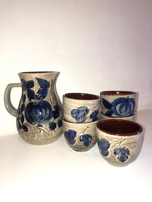 Niet of onleesbaar gesigneerd - Prachtige W-Germany keramiek kan en 5 mokken, in zeer goede staat kopen? Bied vanaf 1!