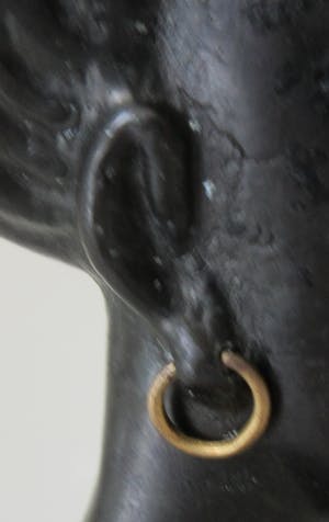 Niet of onleesbaar gesigneerd - Miniatuur bronzen buste Afrikaanse vrouw in Hagenauer stijl - ges. Gaag kopen? Bied vanaf 1!