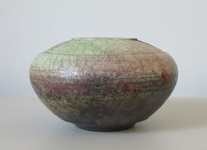 Henk Bodewes - RAKU bolvaas met koper oxyde glazuur in rood en pistache groen kopen? Bied vanaf 38!