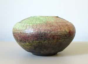 Henk Bodewes - RAKU bolvaas met koper oxyde glazuur in rood en pistache groen verkocht voor € 38!
