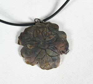 Yoka Voorbach - Collier met zilveren hanger met kleurenets, Magic eglantine kopen? Bied vanaf 1!