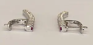 18 karaat witgouden oorstekers met diamanten en robijnen kopen? Bied vanaf 1100!