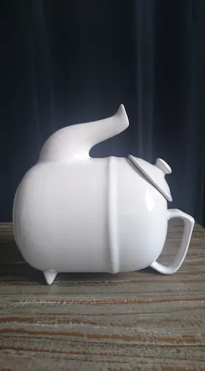 Niet of onleesbaar gesigneerd - Porseleinen "Tilting" theepot kopen? Bied vanaf 1!