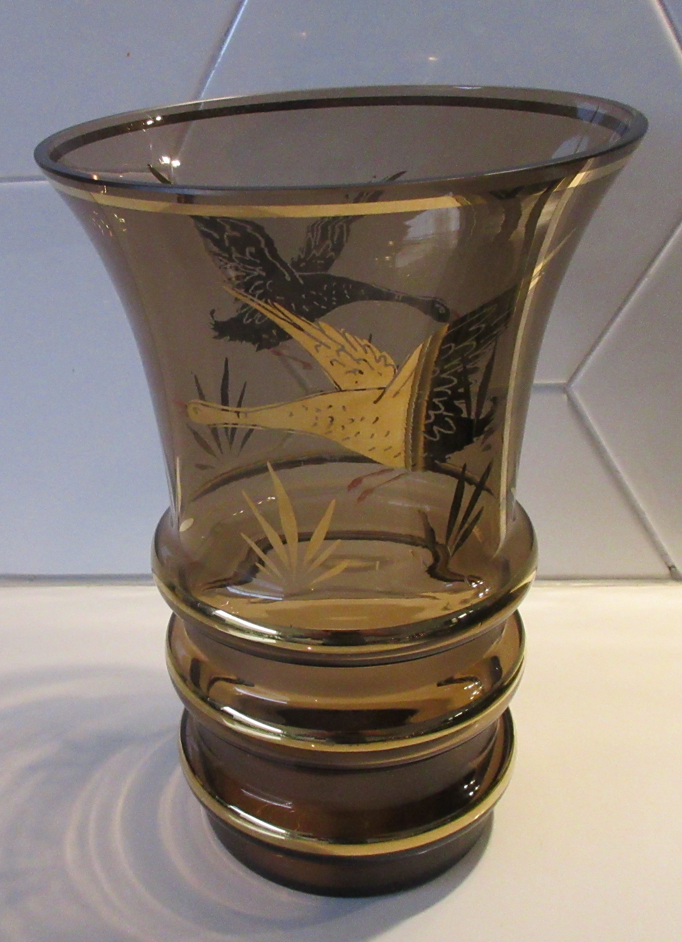 Adat - Art deco Franse bruin glazen vaas met vergulde decoratie van ganzen kopen? Bied vanaf 20!