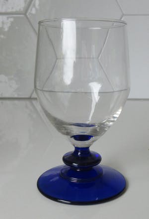 Niet of onleesbaar gesigneerd - Twee art deco stijl wijnglaasjes met blauwe voet kopen? Bied vanaf 1!