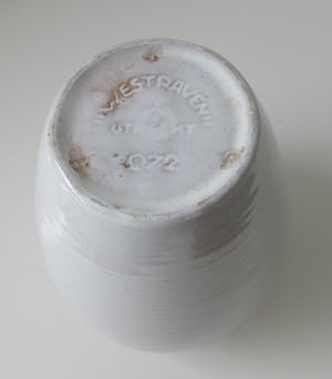 Faience- en Tegelfabriek Westraven - Chanor Wandtegel - witte vaas - witte planter - Koos van der Sluys kopen? Bied vanaf 1!