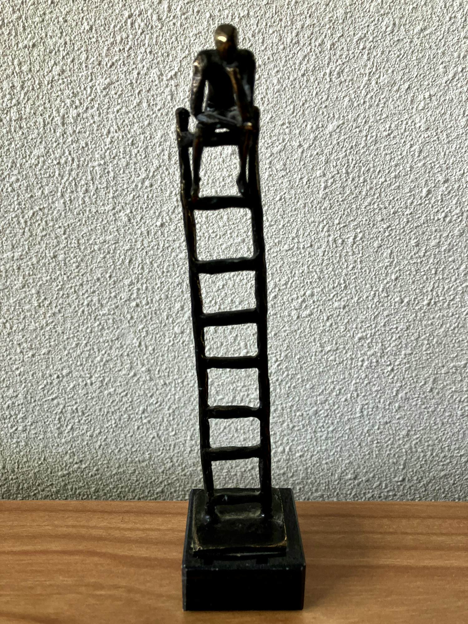 Corry Ammerlaan - Beeld van man op ladder - Titel " DE DENKENDE MENS " kopen? Bied vanaf 45!