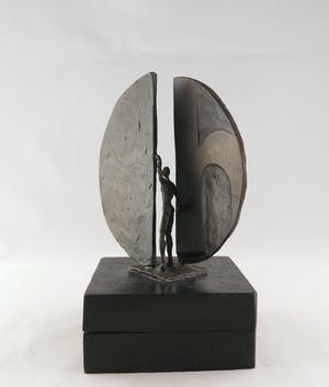 Brons (Onbekend) - Brons, Figuur tussen twee halve cirkels kopen? Bied vanaf 50!
