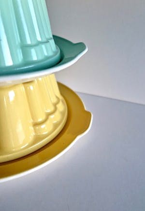 Firma Regout & Co - Antieke Puddingvormen met schotel - 3 kleuren (!)- Stapelbaar - Gemerkt kopen? Bied vanaf 129!