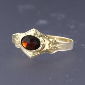 14K Goud - geelgouden ring bezet met granaat - ringmaat 16 (50) kopen? Bied vanaf 50!