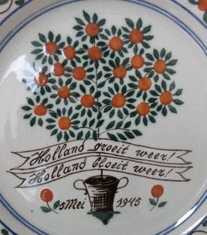Plateelbakkerij Zuid-Holland - Platelen bevrijdingsbord "Holland groeit weer!" "Holland bloeit weer!" kopen? Bied vanaf 28!