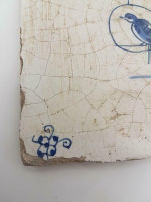 Niet of onleesbaar gesigneerd - Antieke zeldzame vroeg-18e eeuwse tegel met vogel kopen? Bied vanaf 1!