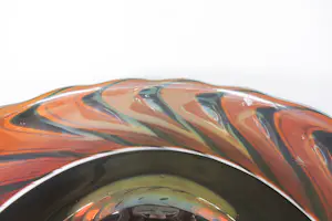 Richard Price - Glasobject / Zeer grote glazen kom of vaas met goud, rood en blauw kopen? Bied vanaf 250!