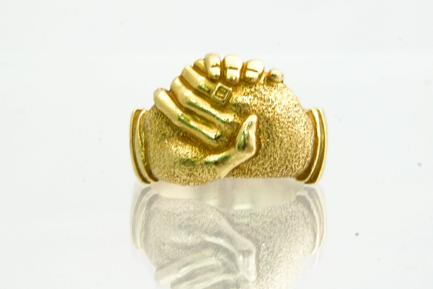 81 - Mooi gedetailleerde 18 krt geel gouden Surinaamse vriendschapsring kopen? Bied vanaf 465!