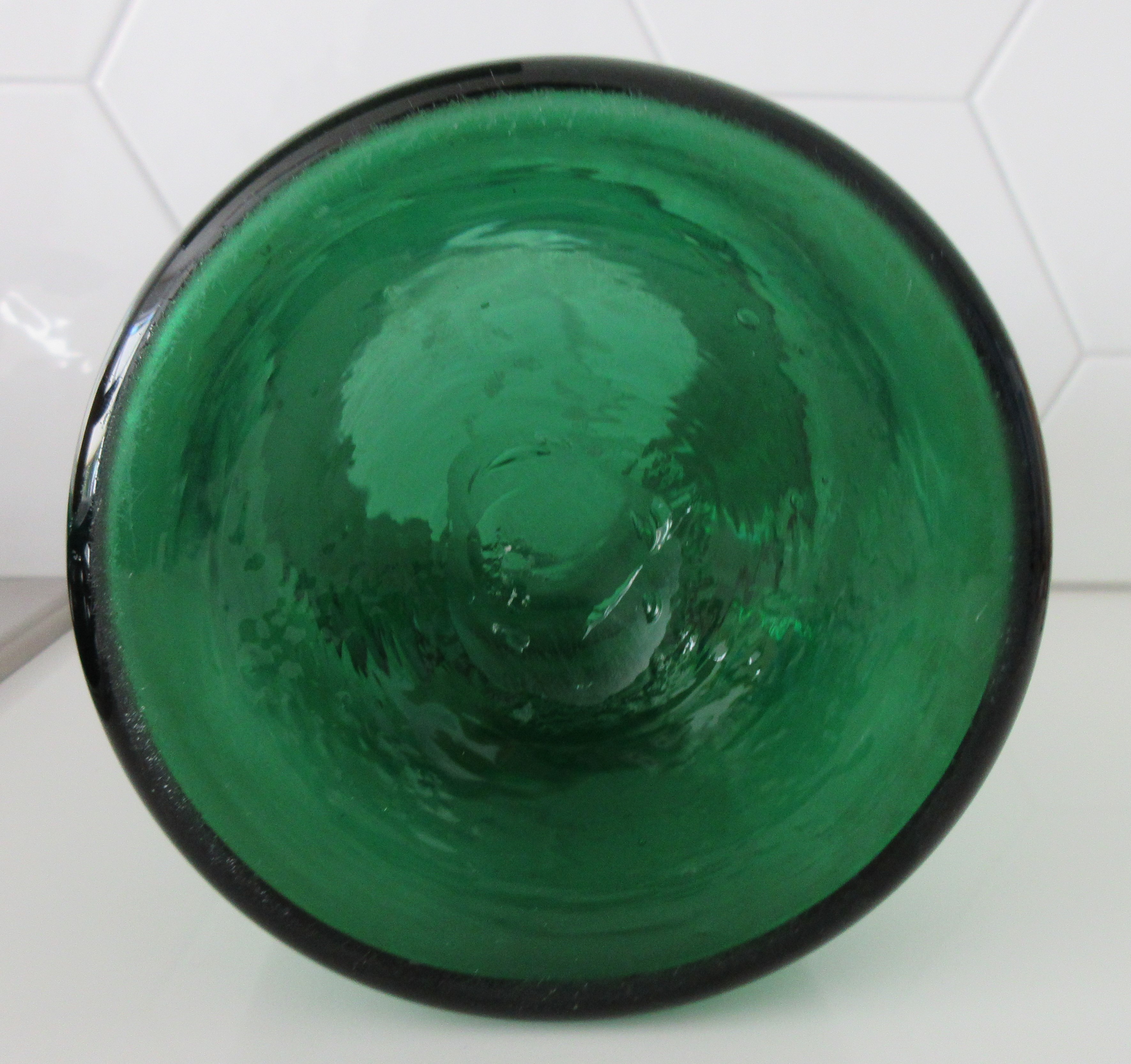 Niet of onleesbaar gesigneerd - Hand geblazen flesgroene seventies glazen kraagvaas kopen? Bied vanaf 1!