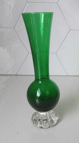 Bo Borgstrom - Twee glazen vintage "Bud" vaasjes in groen en olijfgroen kopen? Bied vanaf 1!