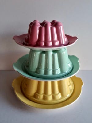 Firma Regout & Co - Antieke Puddingvormen met schotel - 3 kleuren (!)- Stapelbaar - Gemerkt kopen? Bied vanaf 129!