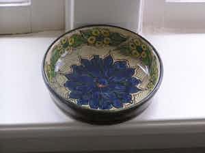 Niet of onleesbaar gesigneerd - Glansplatelen schaaltje in Art Nouveau stijl van Gouda Handwerk verkocht voor € 10!