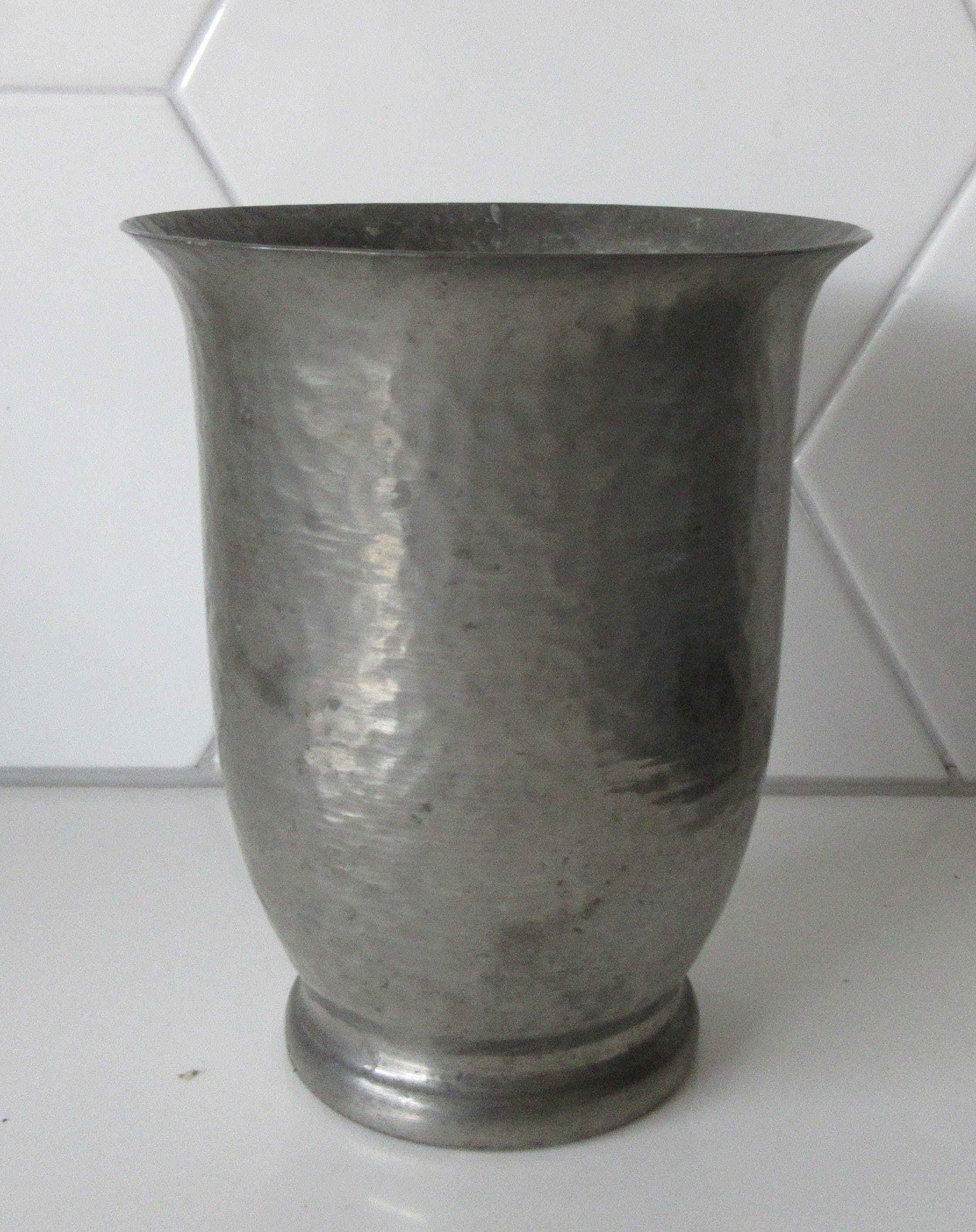 AcheterGERO - Hand gehamerde art deco tinnen vaas? Enchérissez de 18!