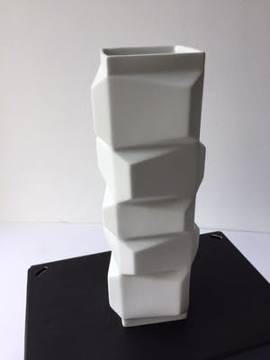Hutschenreuther - Zeldzame Reliëfvaas (h 27,5 cm) uit de serie Archais ontwerp Heinrich Fuchs kopen? Bied vanaf 135!