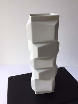 Hutschenreuther - Zeldzame Reliëfvaas (h 27,5 cm) uit de serie Archais ontwerp Heinrich Fuchs verkocht voor € 135!
