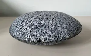 Niet of onleesbaar gesigneerd - Twee kunst keramische objecten kopen? Bied vanaf 1!