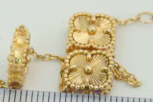 58 - Sierlijk en fijn 20krt geel gouden armband met 5 massieve klavertjes vier kopen? Bied vanaf 480!