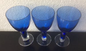 Niet of onleesbaar gesigneerd - DRIE BLAUWE DESIGN-GLAZEN kopen? Bied vanaf 1!