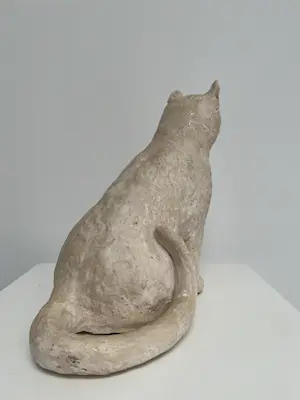 Tine Goudriaan-van Waning - Keramiek sculptuur | 'Zittende poes, blauwe ogen' kopen? Bied vanaf 1!