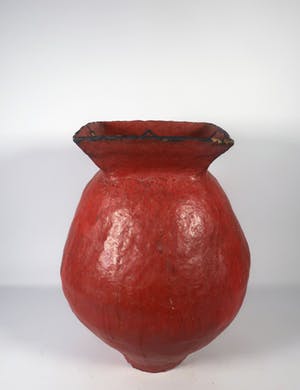 Peter von Hartsvelt Müller - Aardewerk, Rode vaas met zwarte karakters (Groot) kopen? Bied vanaf 40!