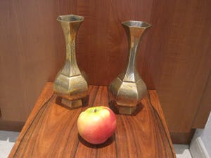 Brons (Onbekend) - Twee zeshoekige bronzen vaasjes. kopen? Bied vanaf 30!