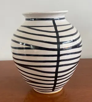 Niet of onleesbaar gesigneerd - Vintage kunstaardewerken vaas met zwart wit decor kopen? Bied vanaf 1!