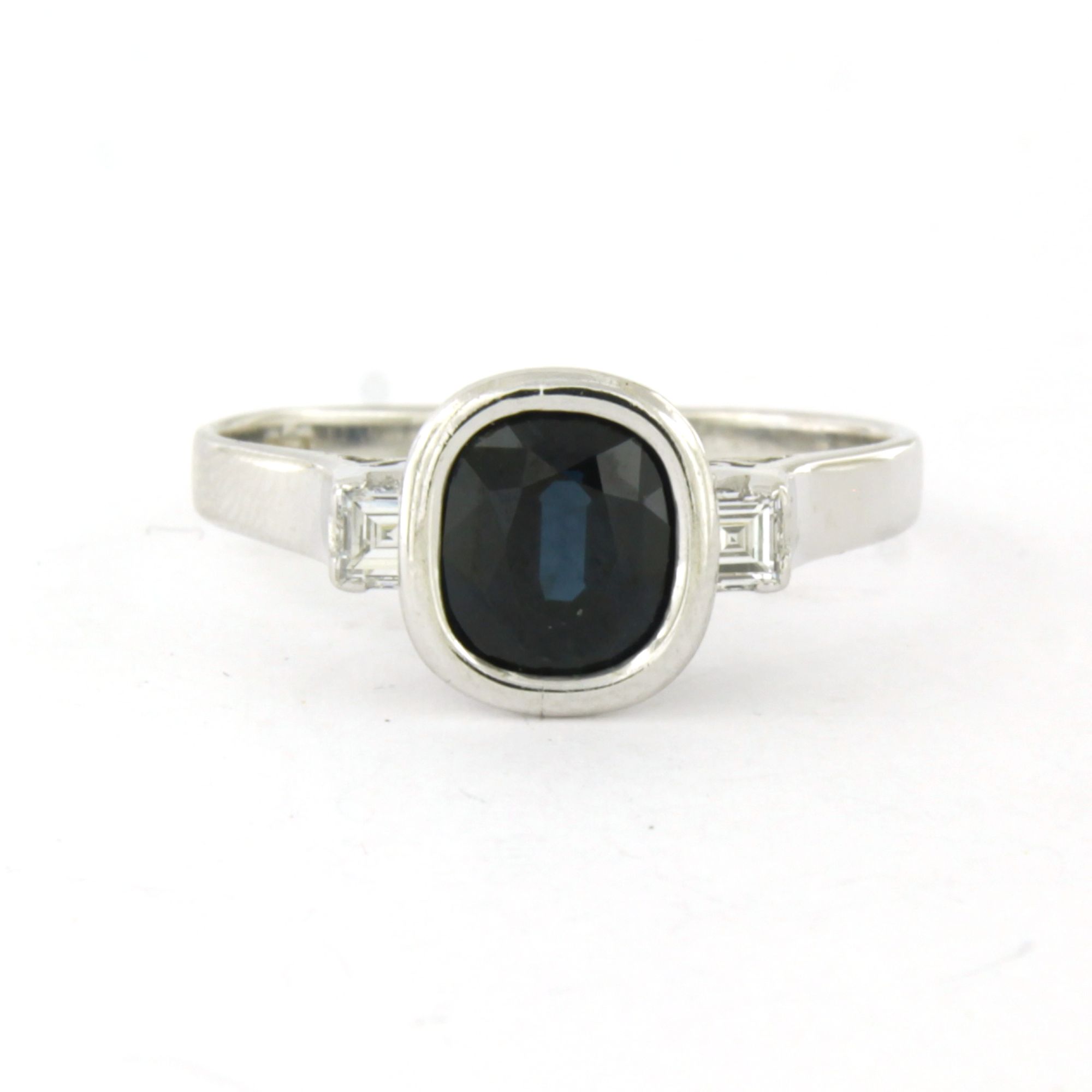 Buy 18k wit gouden ring met saffier en square cut geslepen diamant tot. 0.15ct? Bid from 435!