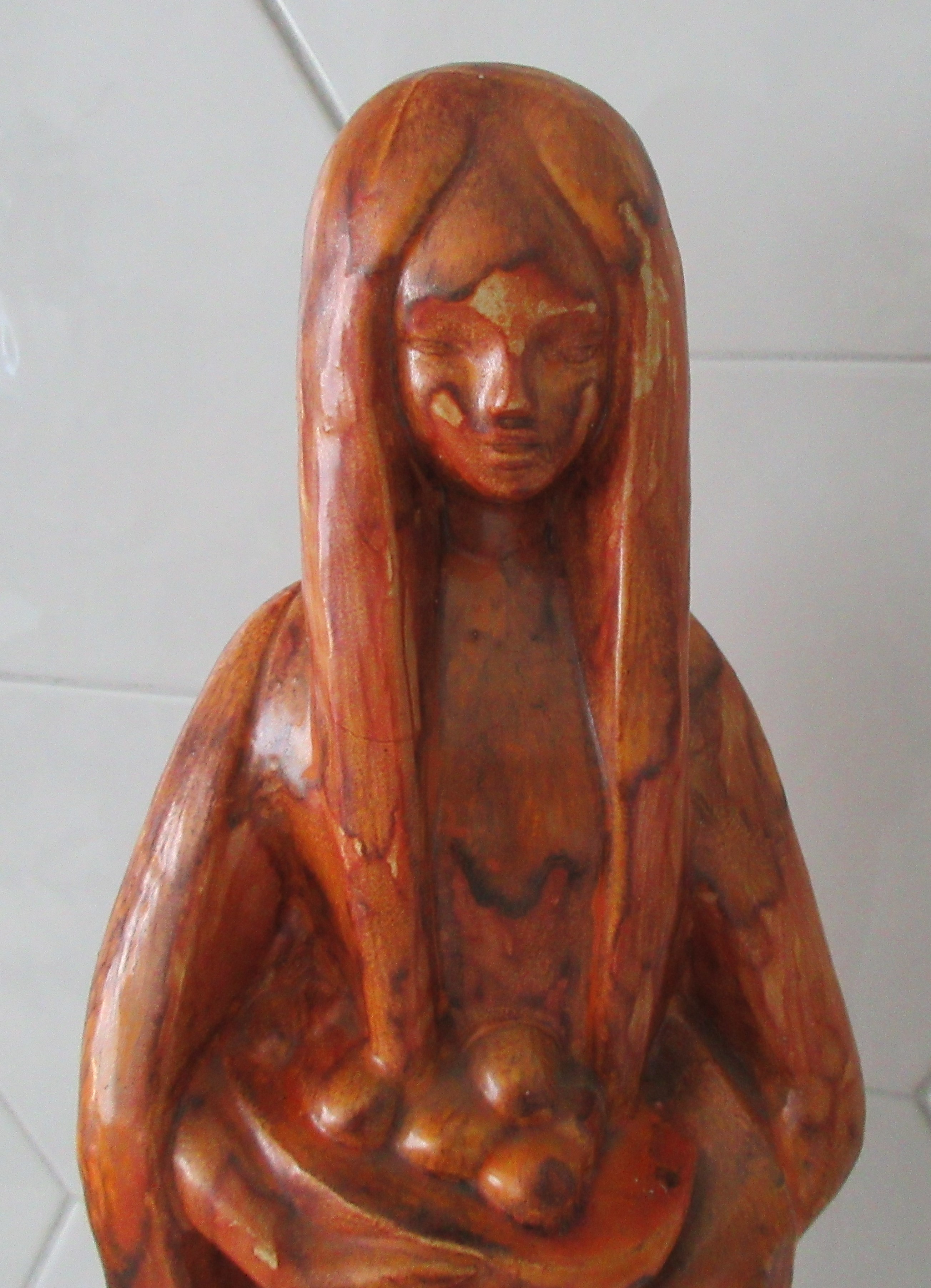 Niet of onleesbaar gesigneerd - Grote oranje art deco faience plastiek van een jonge vrouw kopen? Bied vanaf 1!