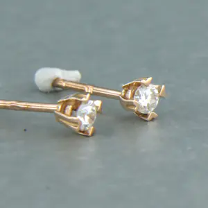 18k rosé gouden solitair oorknoppen met briljant geslepen diamant tot. 0.12ct kopen? Bied vanaf 200!