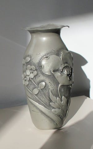 Niet of onleesbaar gesigneerd - Art nouveau hand versierde tinnen vaas door Francois Cortesi kopen? Bied vanaf 10!