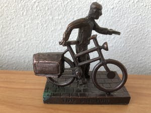 Brons (Onbekend) - Prachtig beeld van een postbode / krantenbezorger met zijn fiets. kopen? Bied vanaf 1!