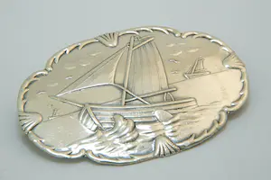 39- Friesland ca. 1930 - 2e geh. zilveren "zeilboten" broche meesterteken JvsV kopen? Bied vanaf 35!