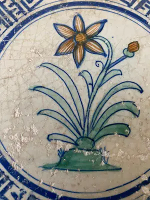 Onbekend - Antieke tegel met afbeelding Narcis. Delft 17e eeuw kopen? Bied vanaf 50!