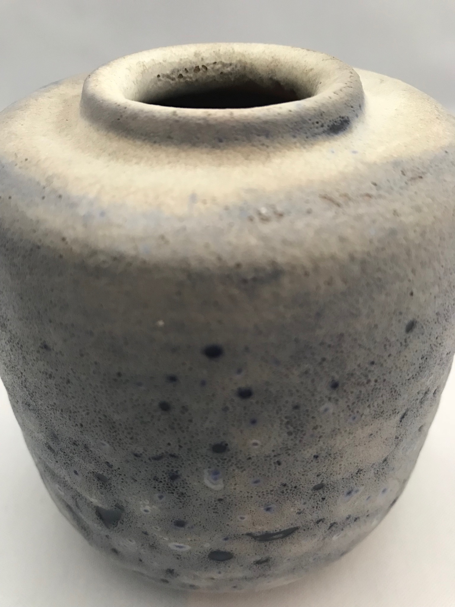 Mobach Keramiek - Blauw vaasje in bruisglazuur kopen? Bied vanaf 12!