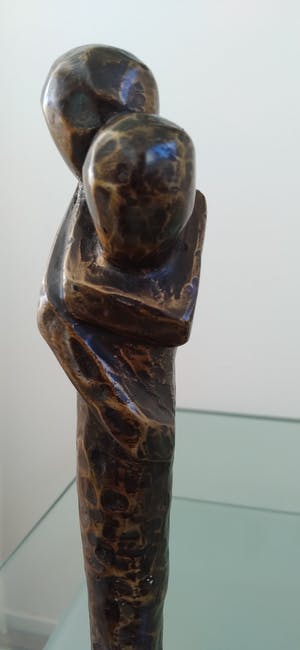 Brons (Onbekend) - gehamerd bronzen beeld, innige omhelzing kopen? Bied vanaf 35!