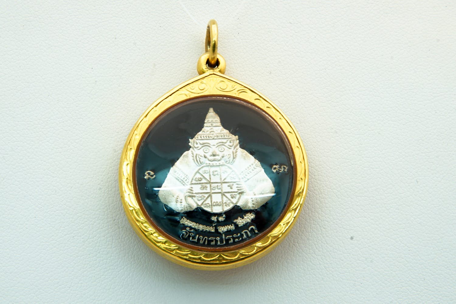 46- Thailand - gouden 18krt Boeddha hanger op rood en zwart emaille achtergrond kopen? Bied vanaf 180!