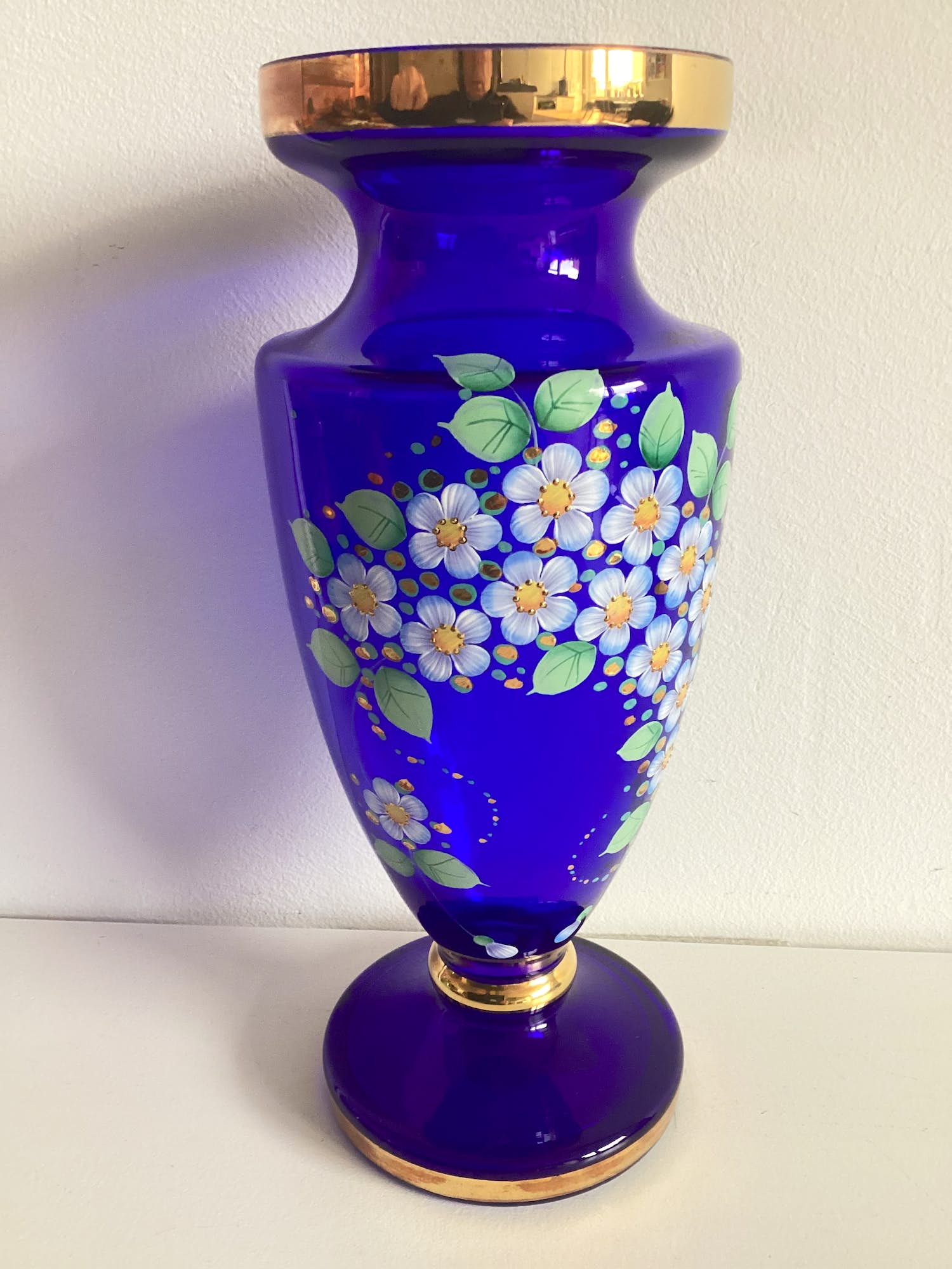 Niet of onleesbaar gesigneerd - Kobalt vaas met bloemen kopen? Bied vanaf 1!